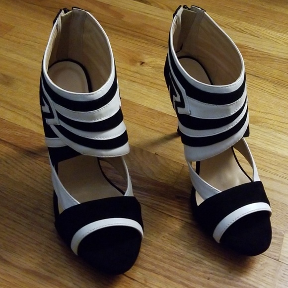 **SOLD** OFFSITE* Black and white heels - Picture 2 of 6